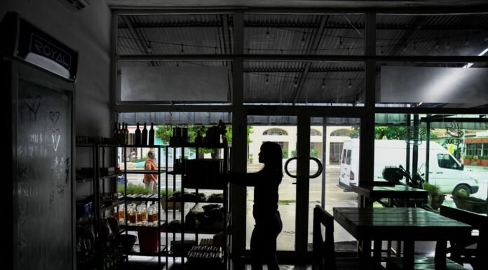 Cuba segue em grande parte sem energia após o colapso da rede elétrica cuba-segue-em-grande-parte-sem-energia-apos-o-colapso-da-rede-eletrica