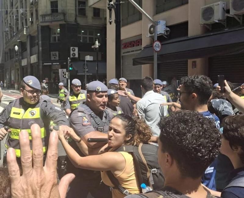 Protesto contra o leilão de linha CPTM termina em conflito com a polícia e 3 prisioneiros protesto-contra-o-leilao-de-linha-cptm-termina-em-conflito-com-a-policia-e-3-prisioneiros