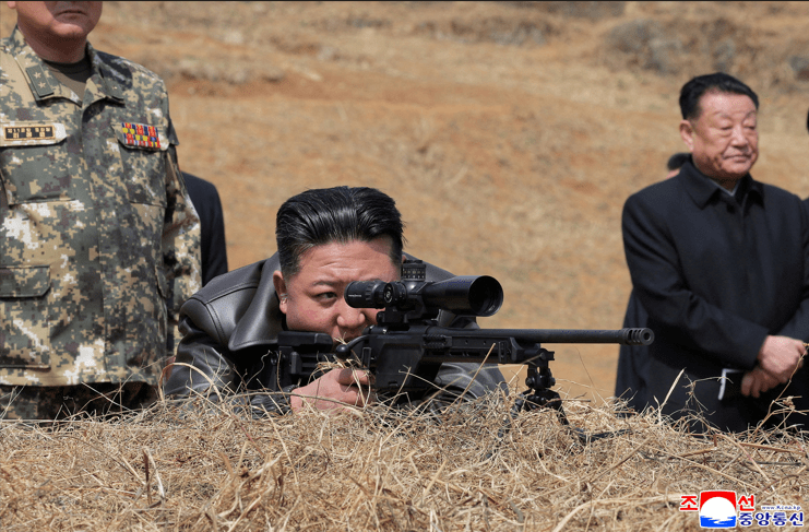 O líder norte-coreano Kim Jong-un dispara rifle de precisão que visita soldados o-lider-norte-coreano-kim-jong-un-dispara-rifle-de-precisao-que-visita-soldados