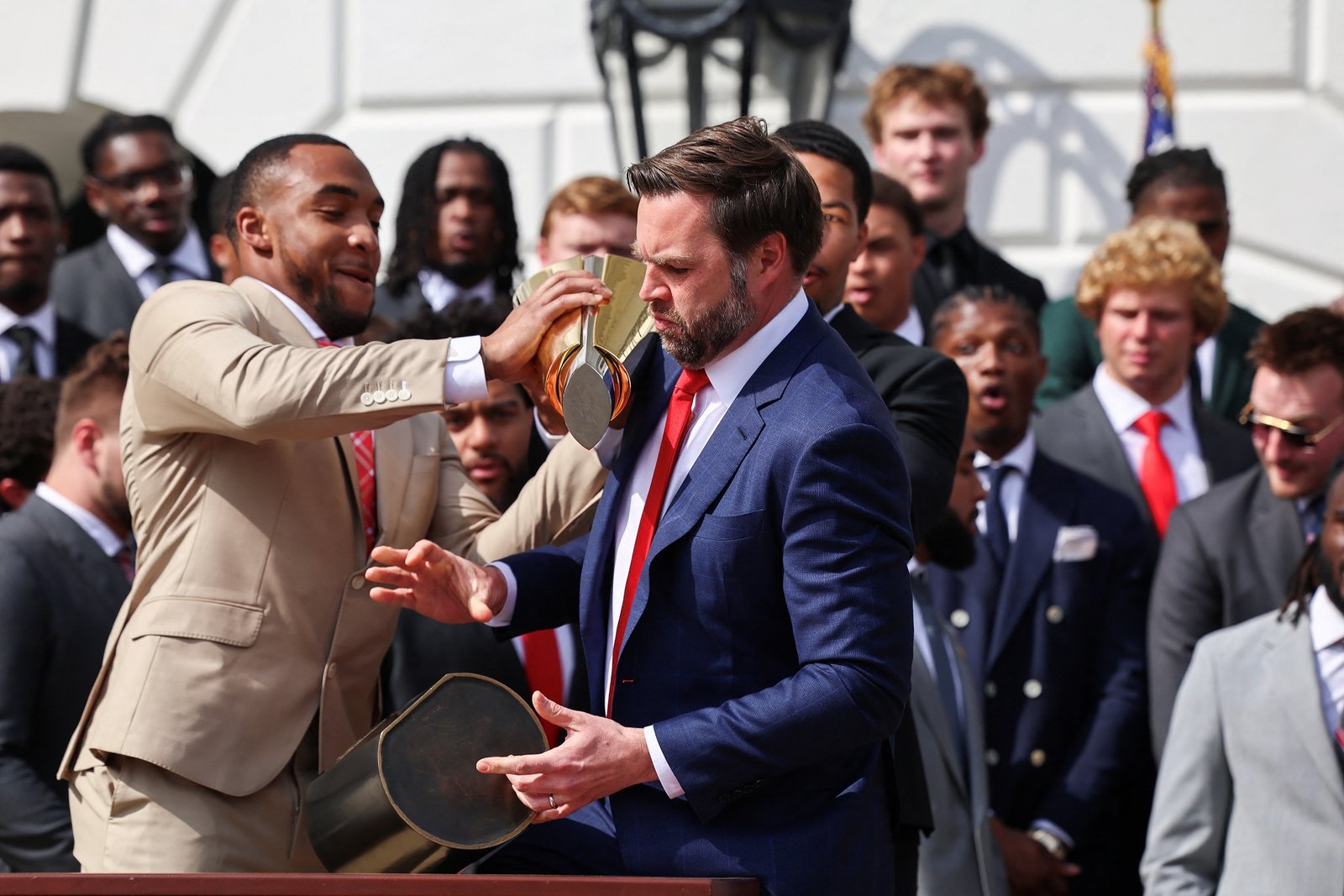 ASSISTA: JD Vance derruba o troféu do time de futebol na Casa Branca assista:-jd-vance-derruba-o-trofeu-do-time-de-futebol-na-casa-branca