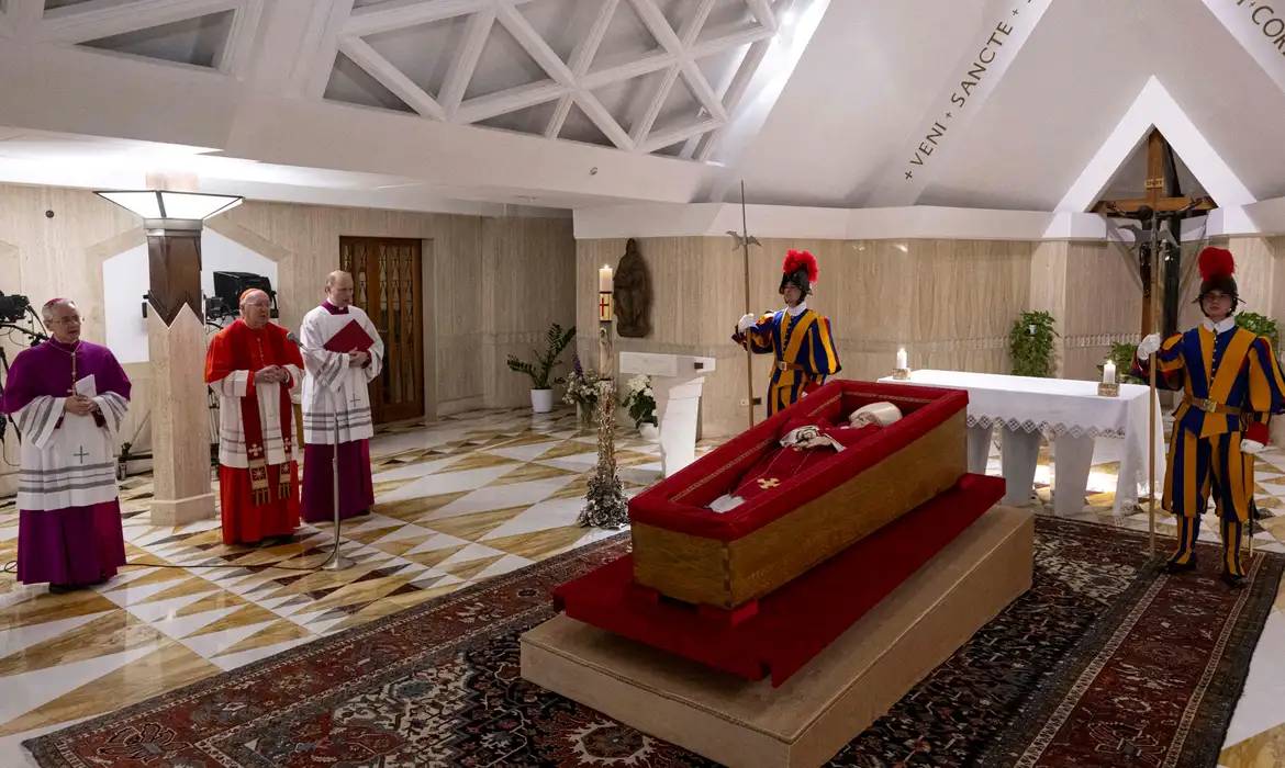 4 ministros e 12 parlamentares acompanham Lula na despedida do papa em Roma 4-ministros-e-12-parlamentares-acompanham-lula-na-despedida-do-papa-em-roma