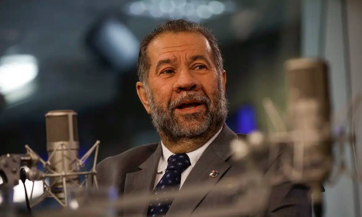 Lupi diz aos jornalistas que ele está “totalmente” descartou sua partida do ministério lupi-diz-aos-jornalistas-que-ele-esta-“totalmente”-descartou-sua-partida-do-ministerio